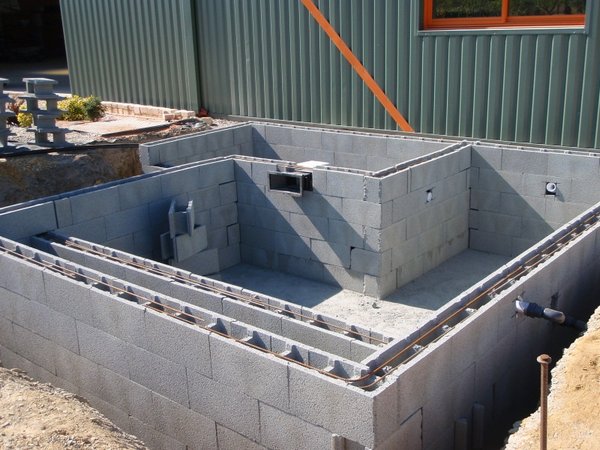 Construction d'un bassin en blocs à bancher