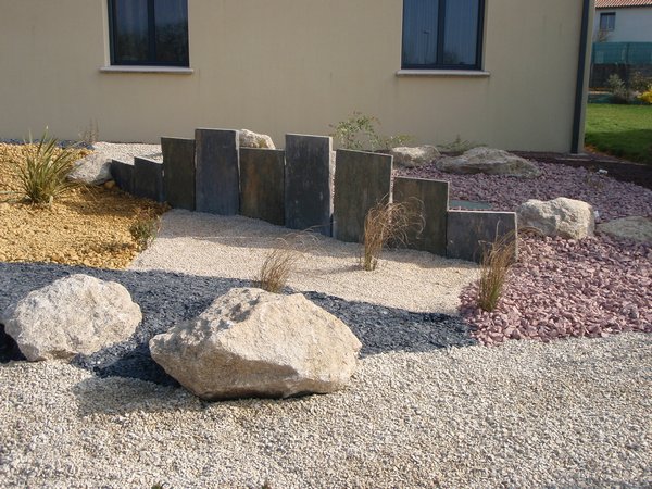 Jardin minéral avec soutenement en quartzite